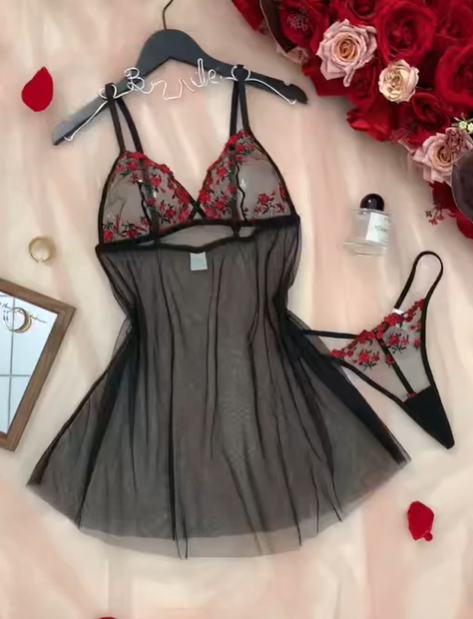 Conjunto Midnight Garden – Camisón y Bata Floral Transparente